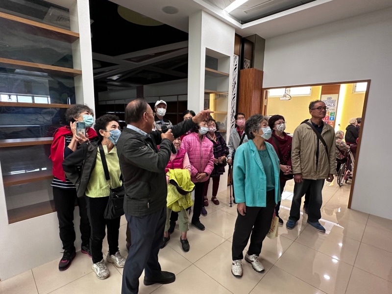 導覽人員在館內展區為團體遊客解說