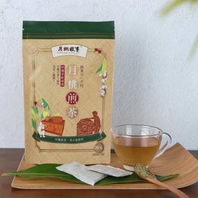 月桃煎茶茶包與一杯泡好的月桃茶，放在木盤上
