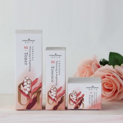 月桃保養品化妝水、精華與乳霜三件組，包裝印有月桃花圖樣